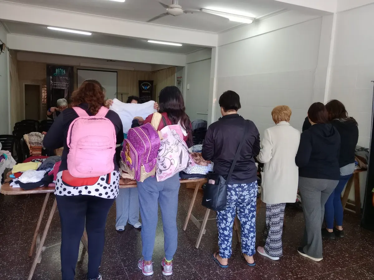 Vecinas se van con bolsas de ropa