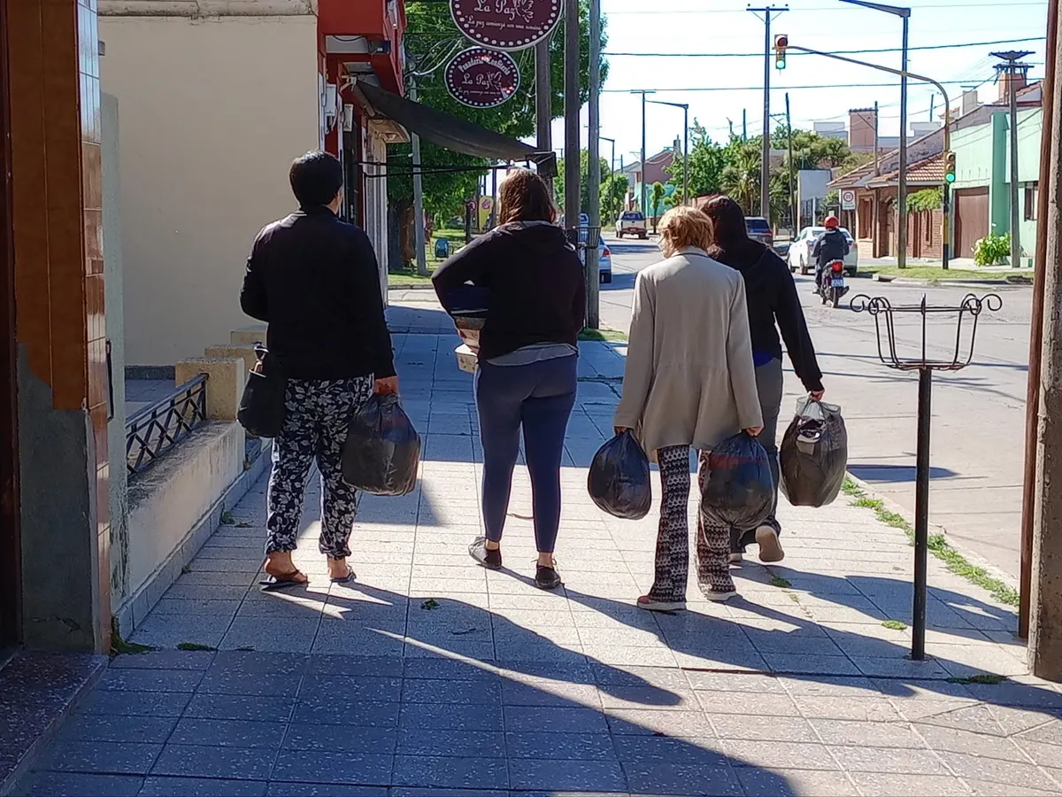 Vecinas eligiendo ropa y calzado donados
