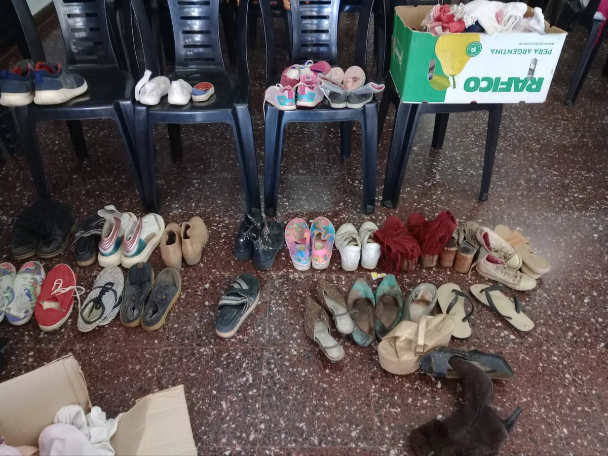 Calzado y ropa ordenados para la entrega
