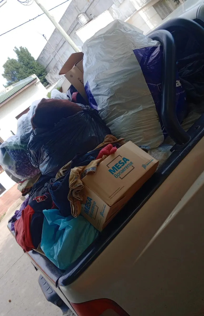 Camioneta cargada con donaciones