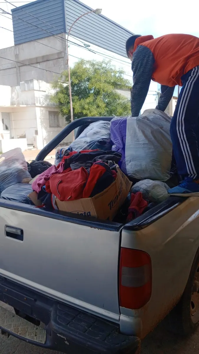 Carga de bolsas de ropa en la camioneta