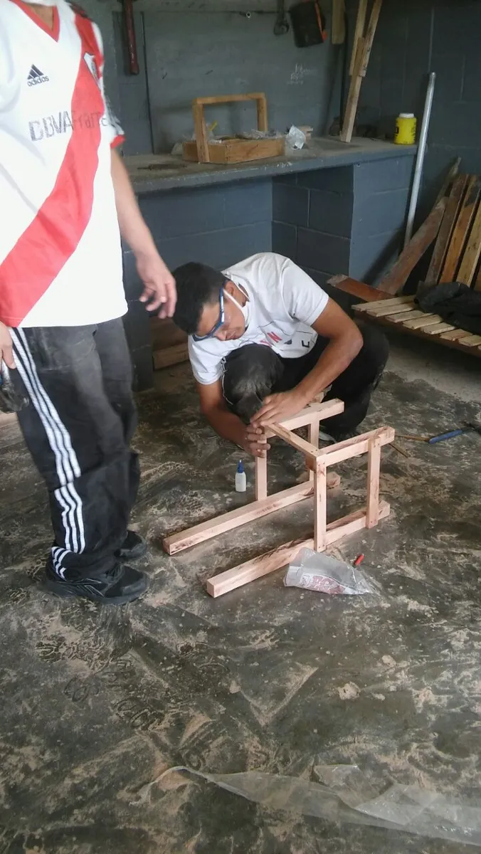 Participante armando una estructura de madera