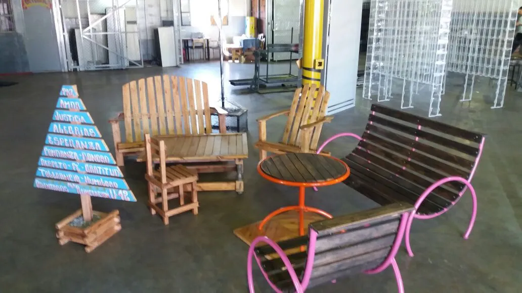 Juego de jardín de madera y bancos de hierro fabricados en el taller