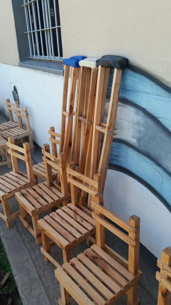 Sillas y muletas de madera recién terminadas