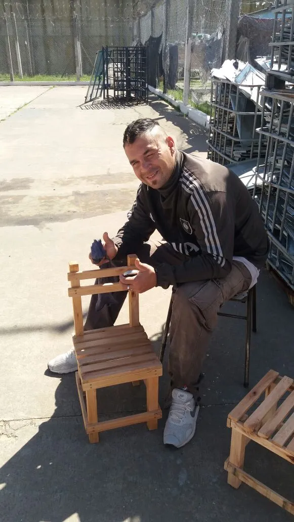 Participante terminando una silla de madera
