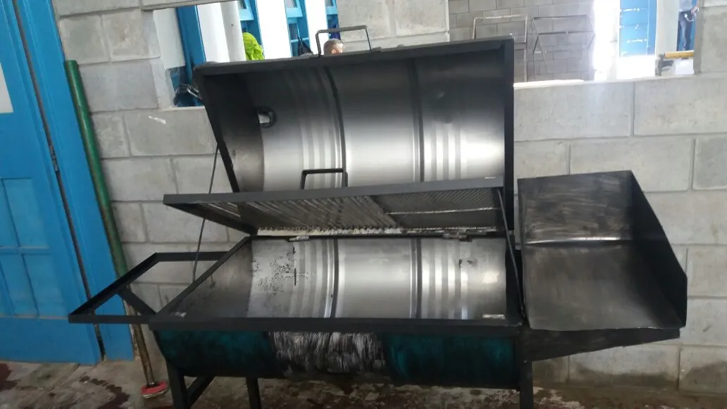 Parrilla ahumadora de hierro hecha en el taller de herrería