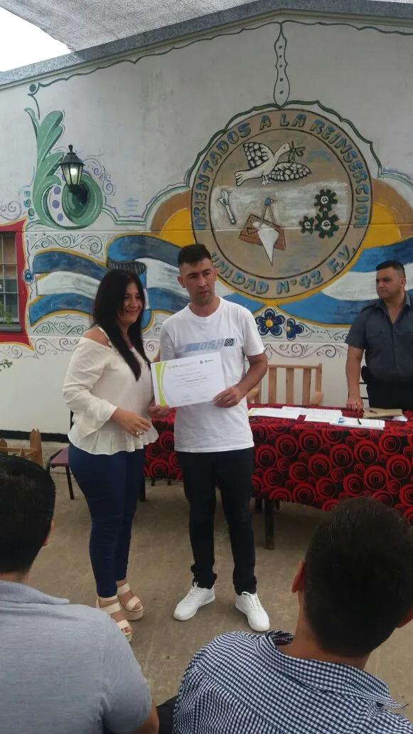 Entrega de certificado a un participante