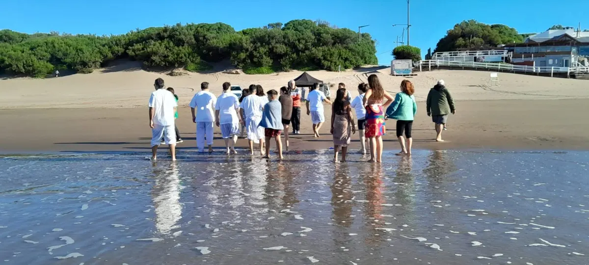 La comunidad camina hacia el mar