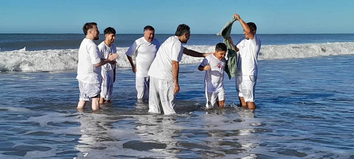 Alegría al salir del agua tras el bautismo