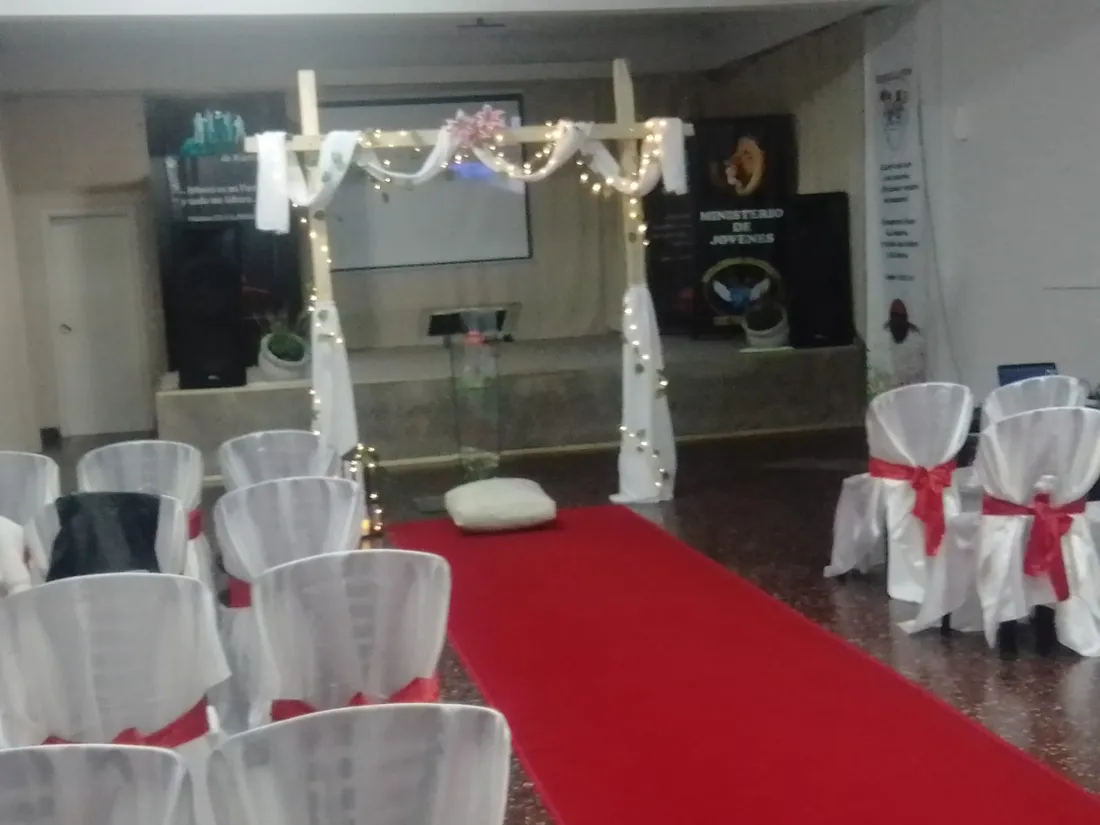 Templo decorado con arco y alfombra roja para una ceremonia