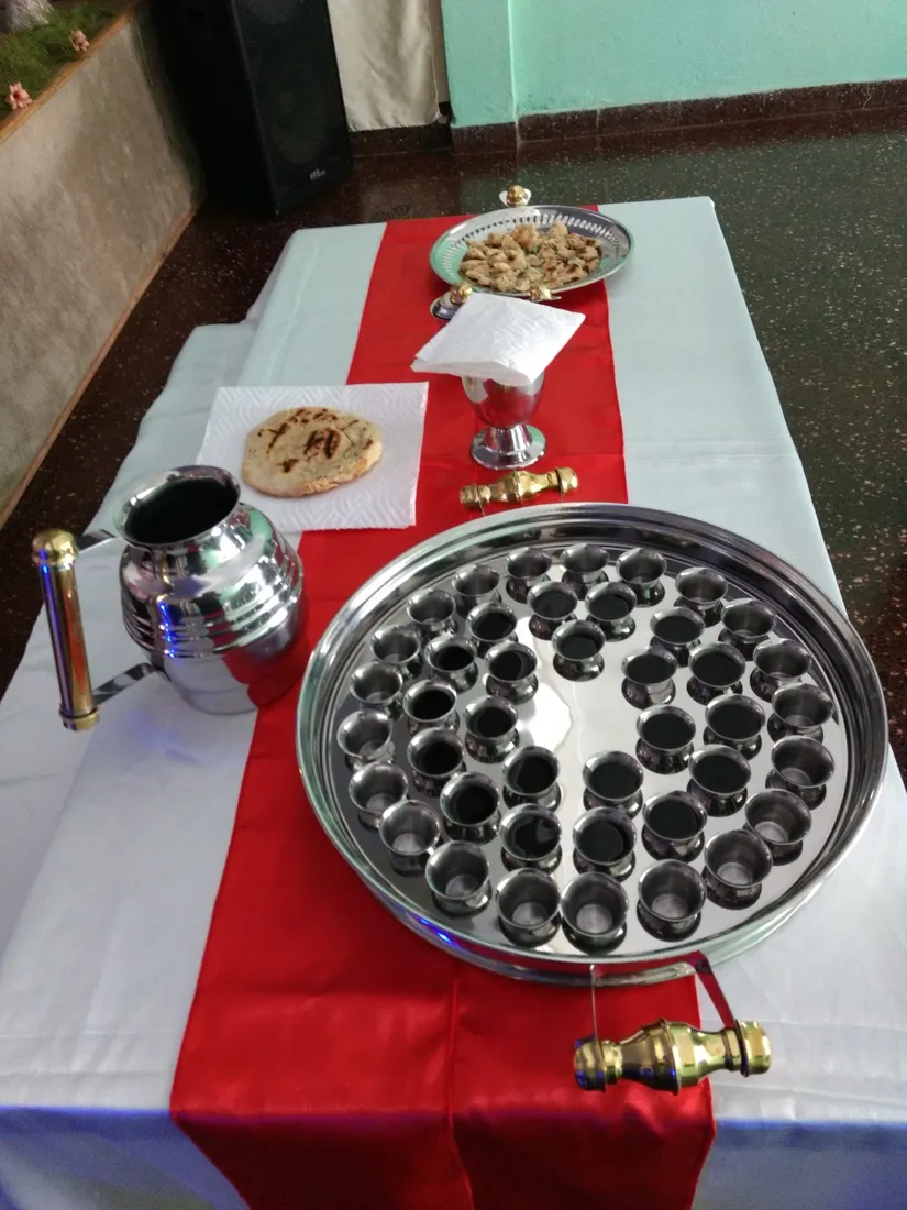 Mesa preparada para la Santa Cena