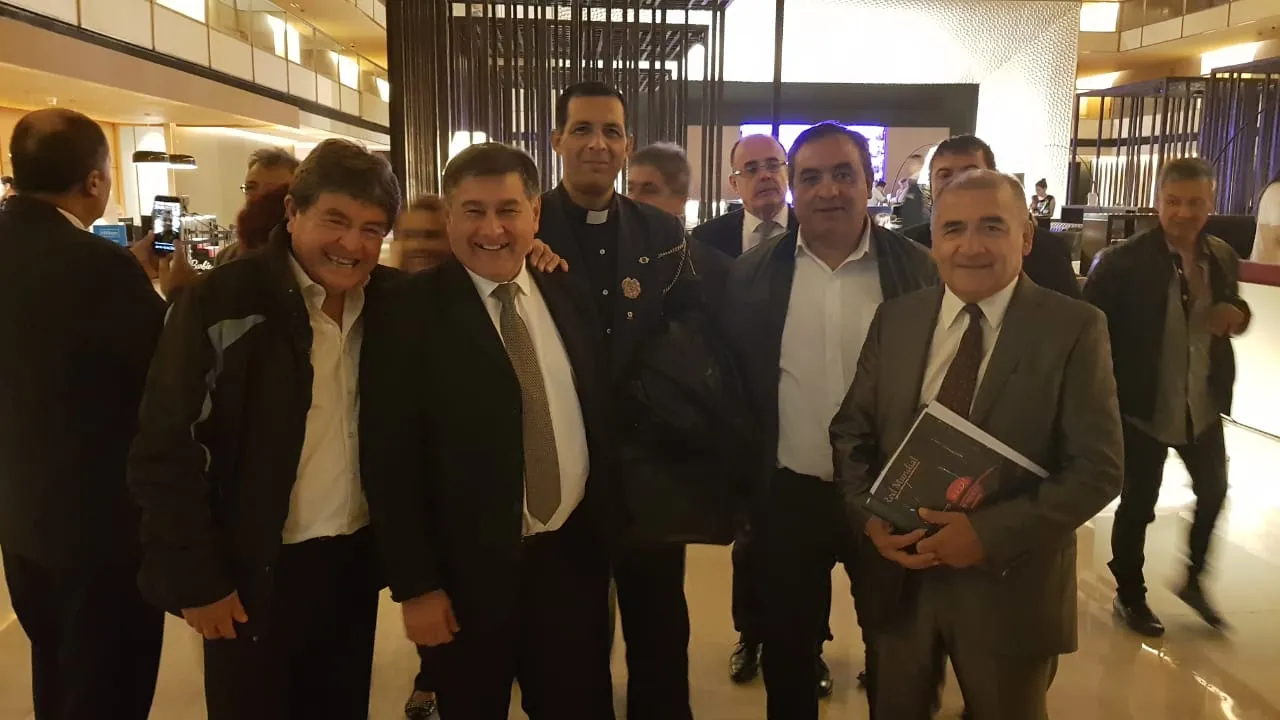 Pastores y líderes sonrientes en el lobby del hotel