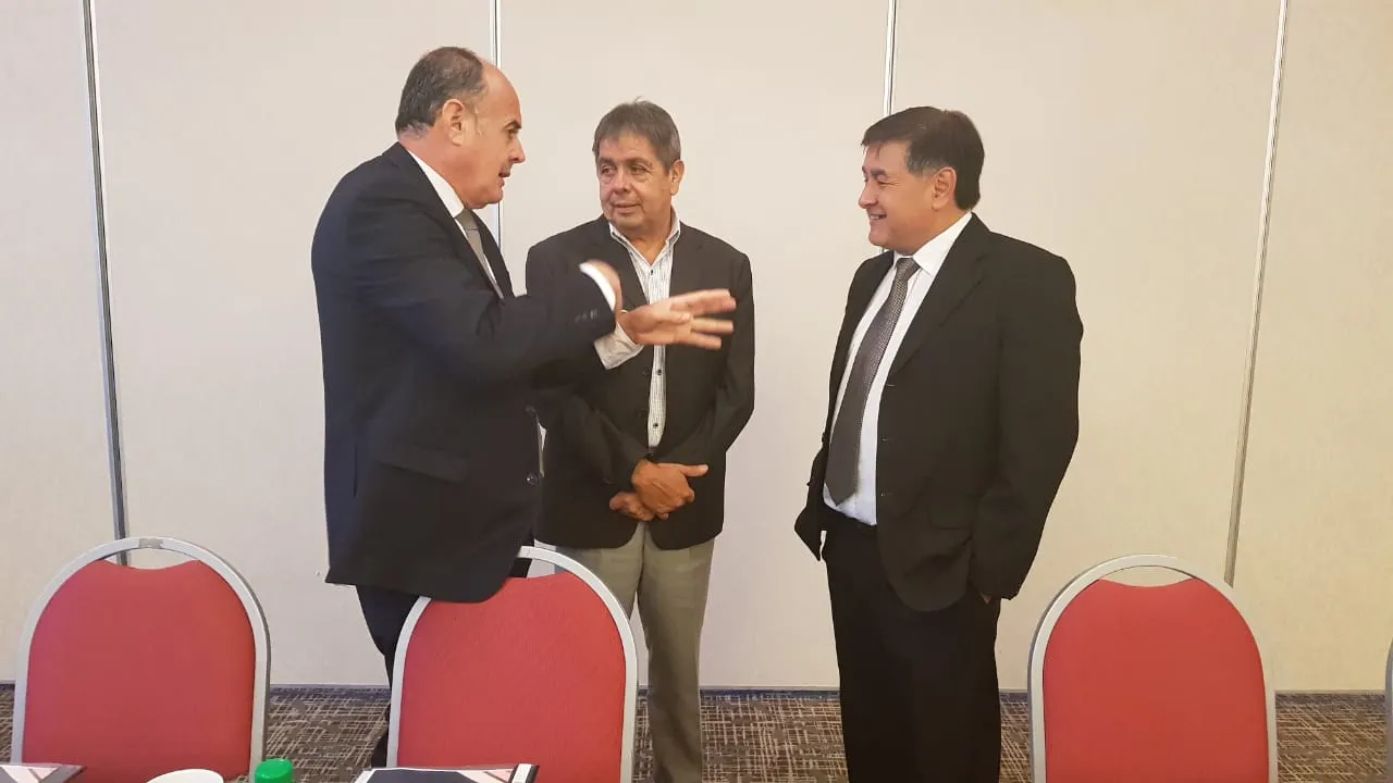 Conversación entre participantes en la sala de reuniones
