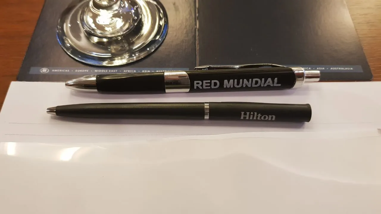 Bolígrafo de Red Mundial junto a uno del Hilton