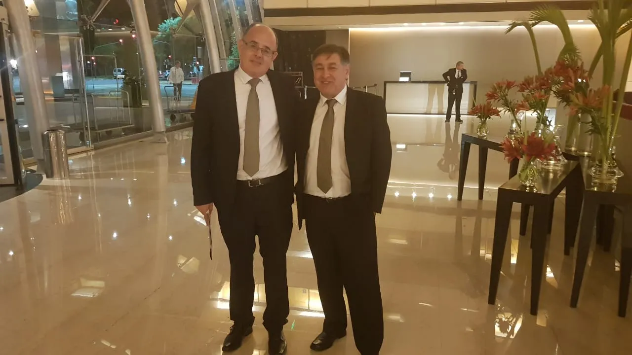 Dos participantes en el lobby del Hilton