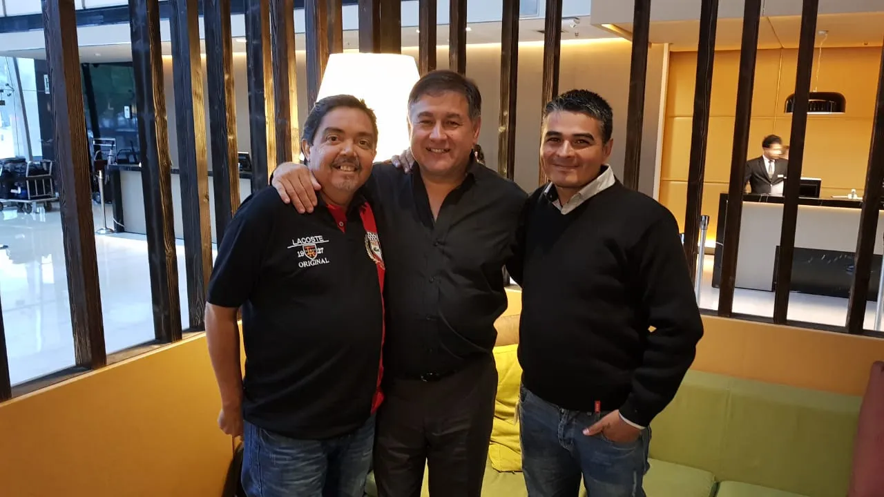 Tres participantes en el lounge del hotel