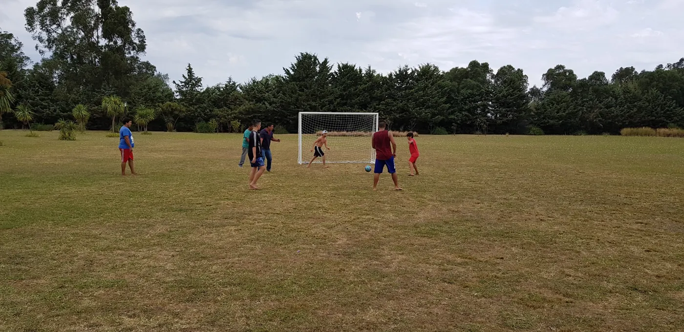Partido de fútbol en el parque