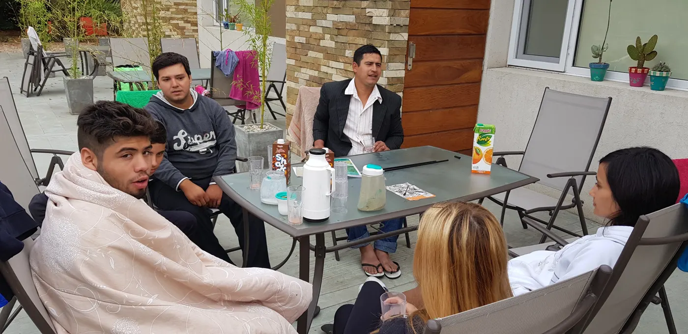 Charla y testimonios alrededor de la mesa