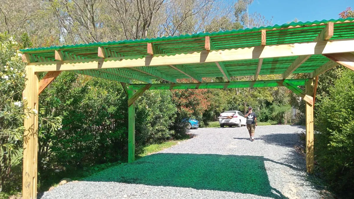 Pérgola de madera con techo verde