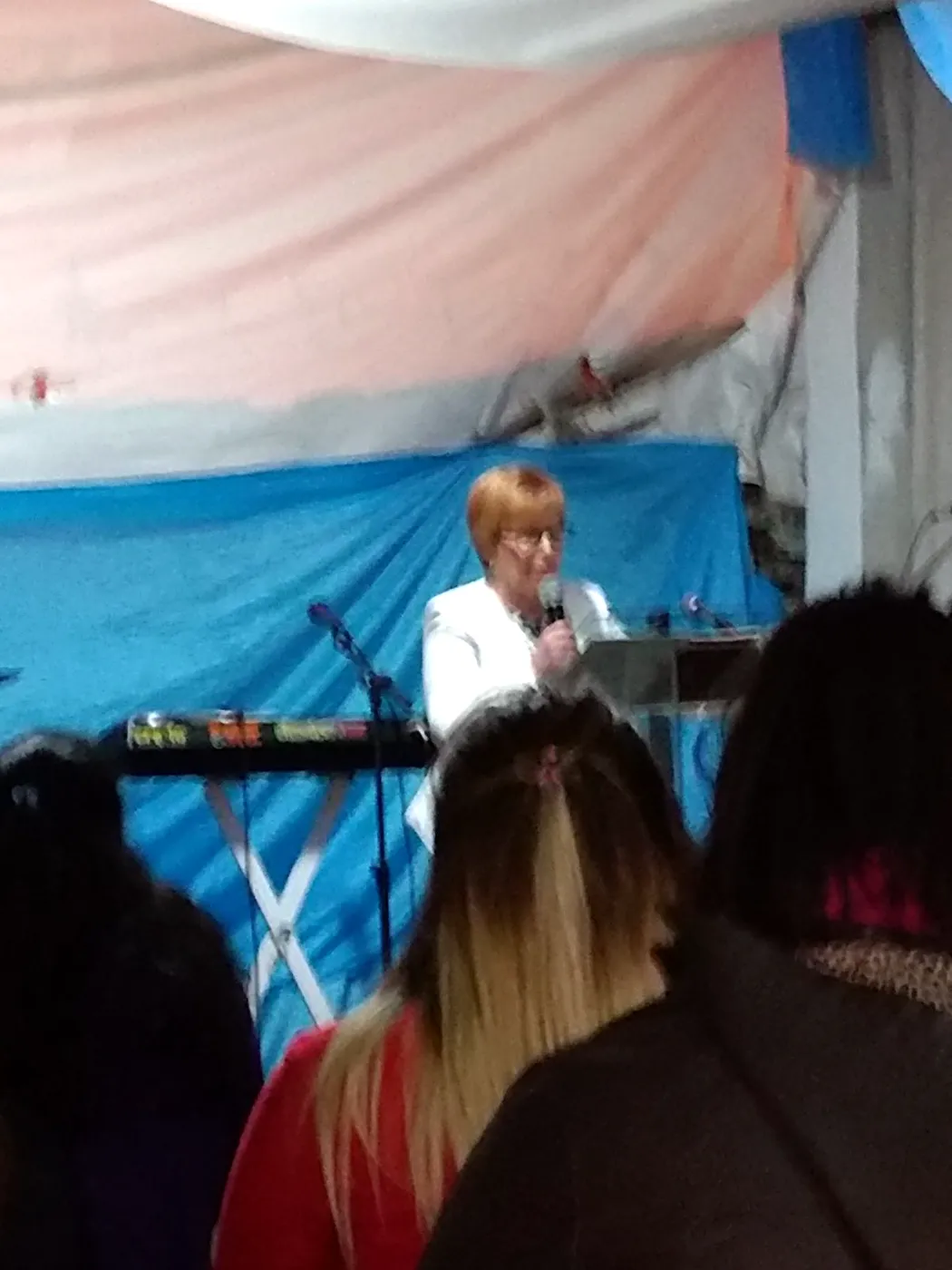 La pastora predica en un encuentro de mujeres