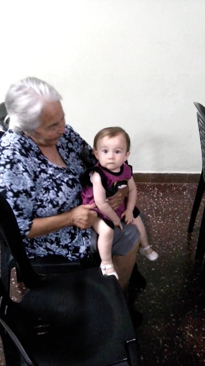 Una abuela de la congregación con su nieta