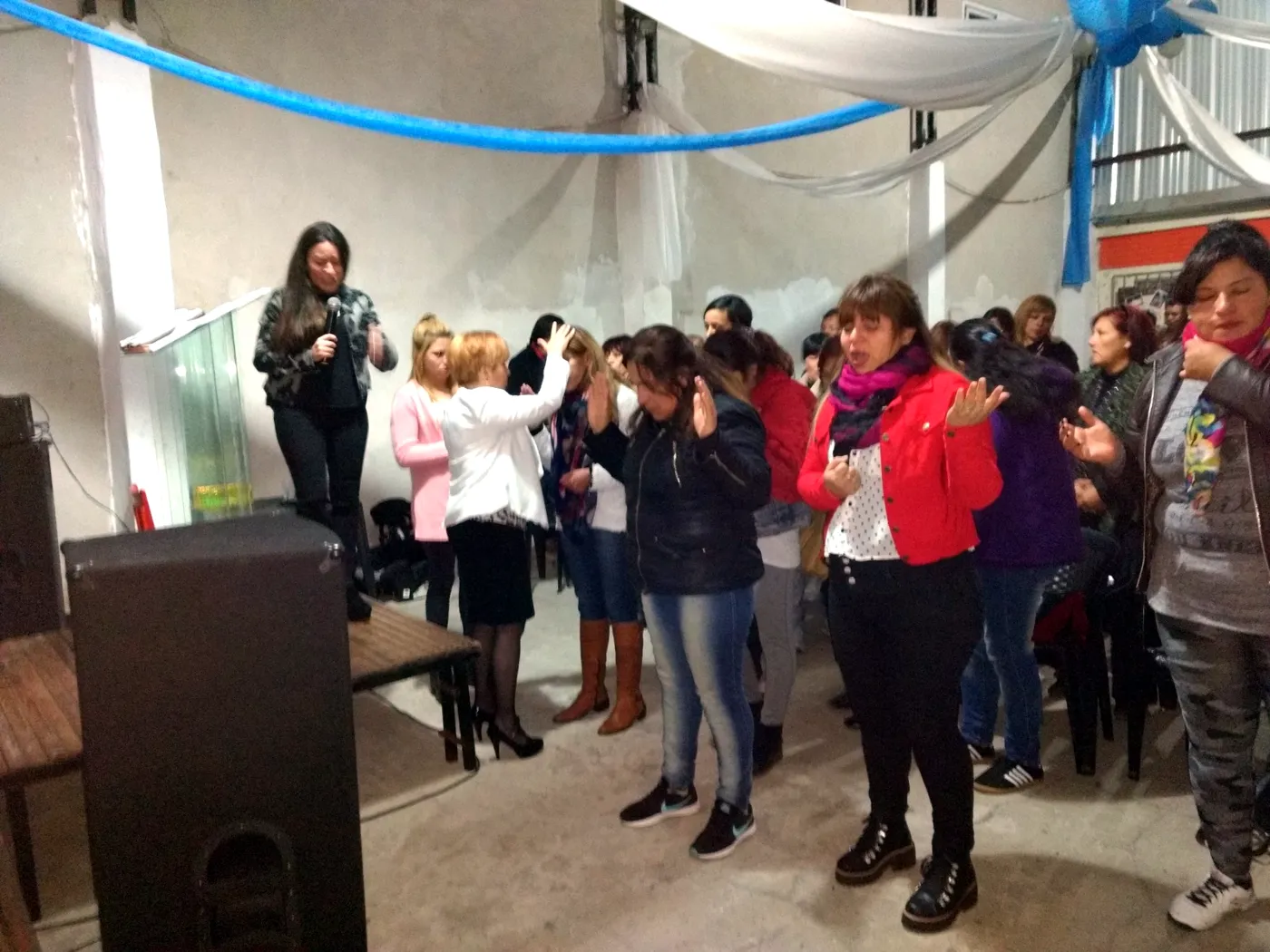 Oración e imposición de manos durante un encuentro de mujeres