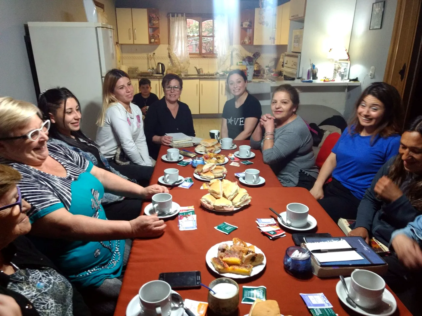 Estudio bíblico y merienda en una casa de familia