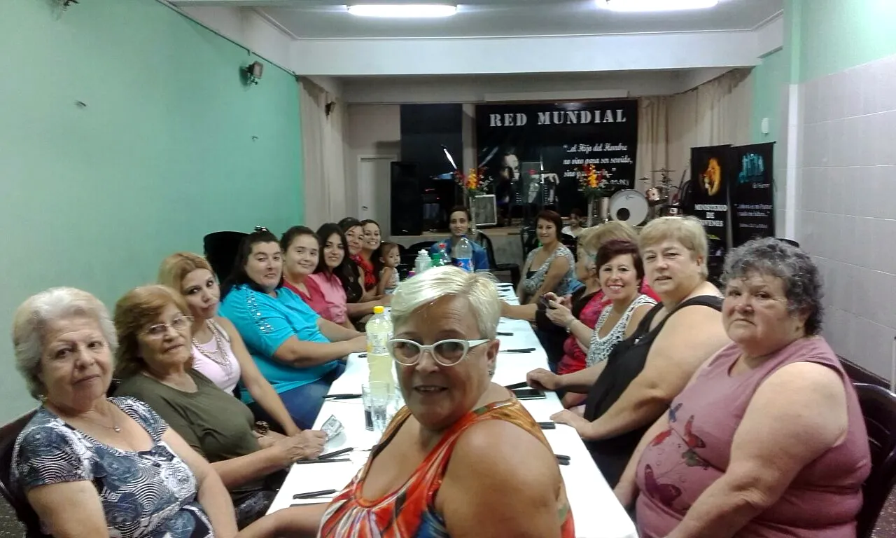 Cena de mujeres en el salón de la iglesia
