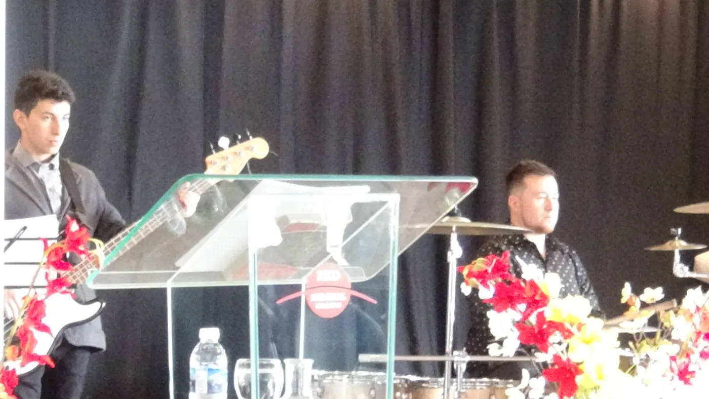 Ministerio de alabanza en el escenario