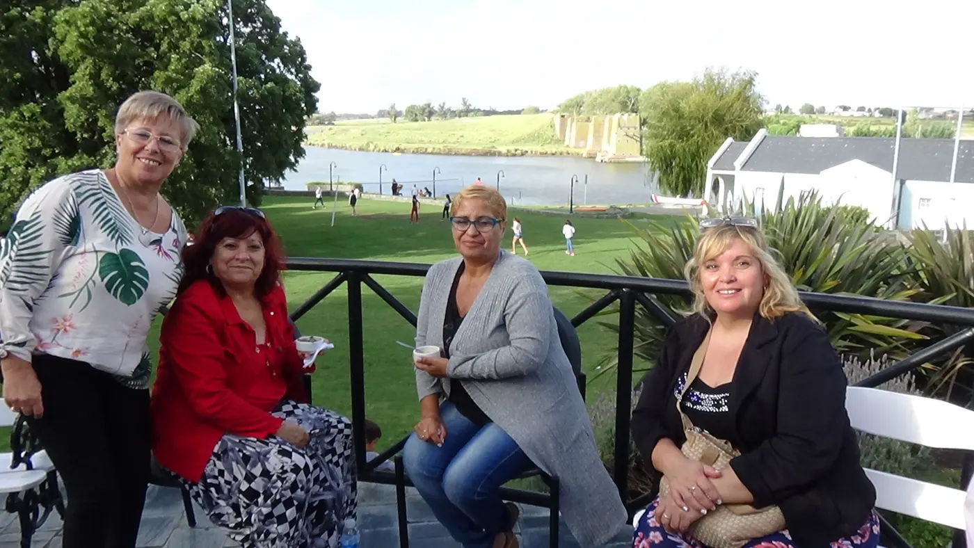 Hermanas reunidas junto al río