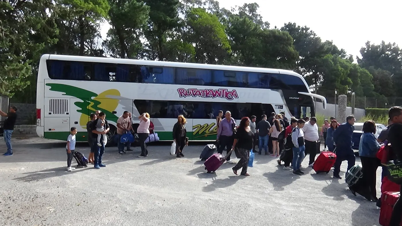 Llegada de las delegaciones en micro