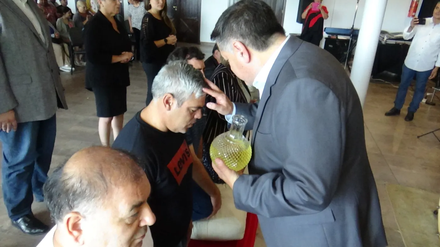 El Obispo unge a un líder con aceite