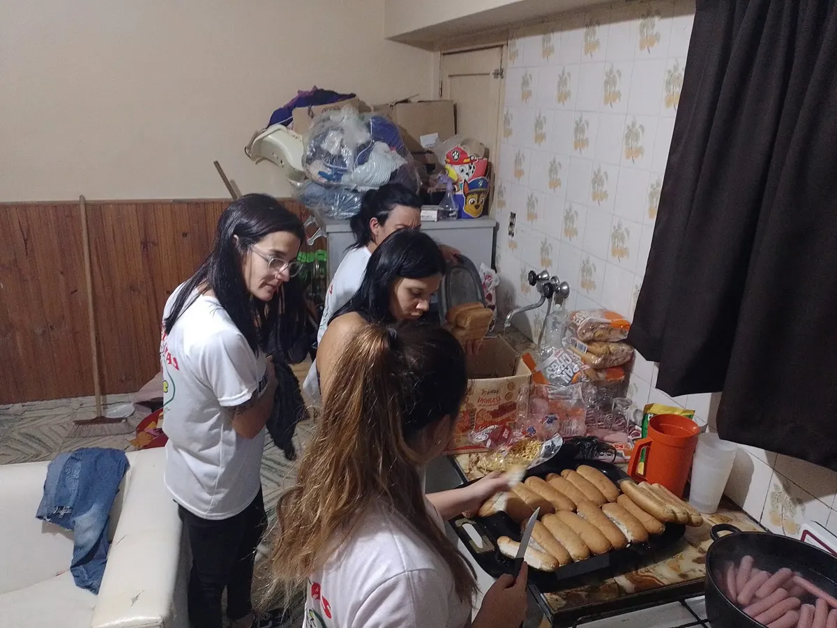 Servidoras preparando la merienda en la cocina