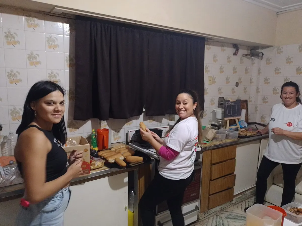 Servidoras sonrientes en la cocina