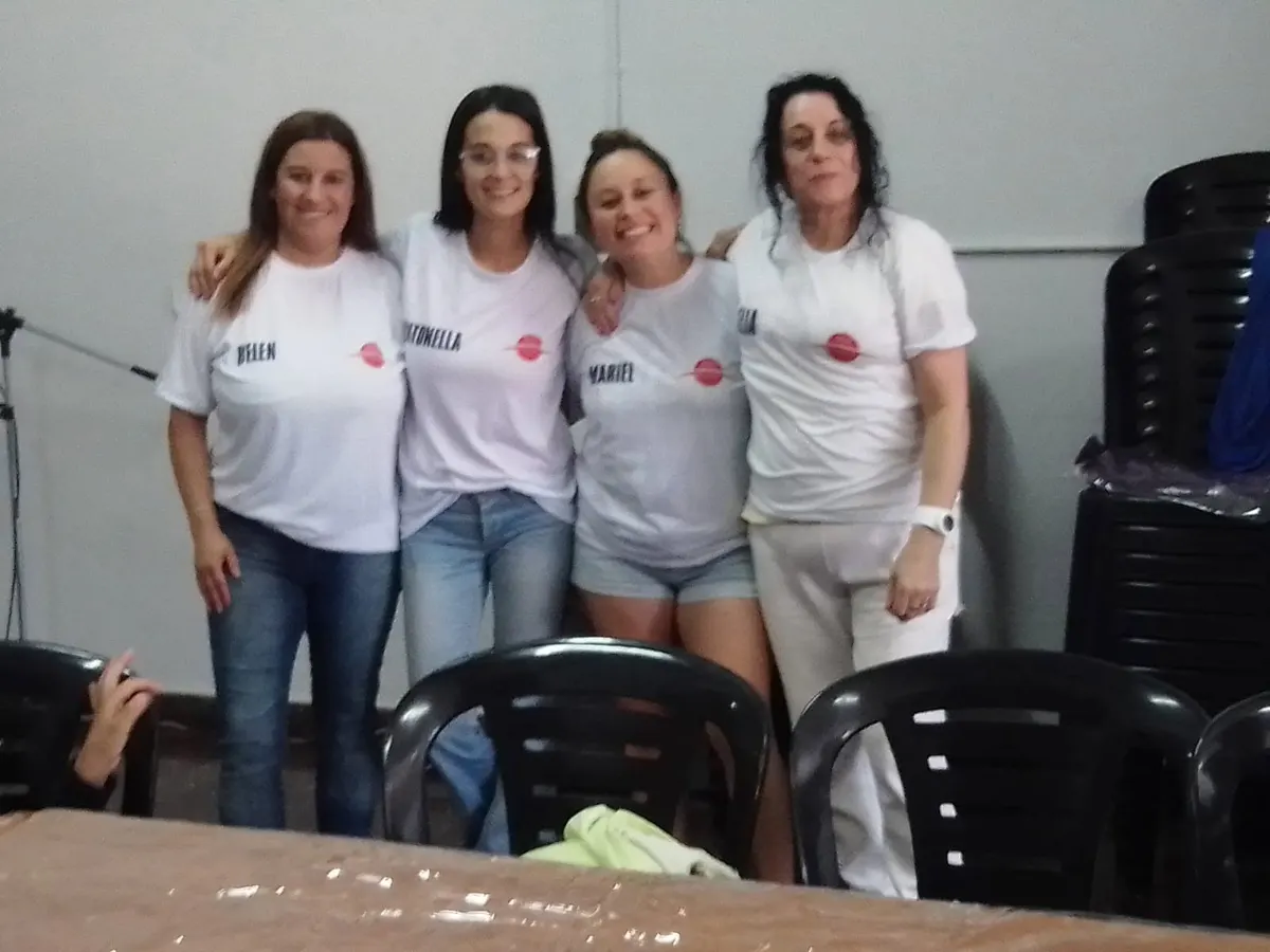 Belén, Antonella, Mariel y otra servidora con remeras de Red Mundial