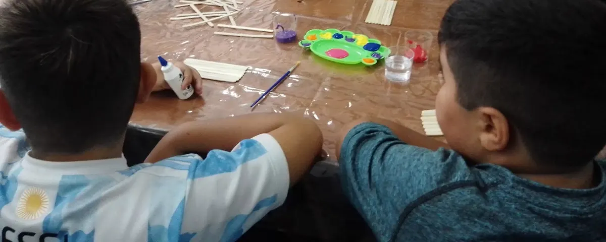 Manualidades con palitos y pinturas