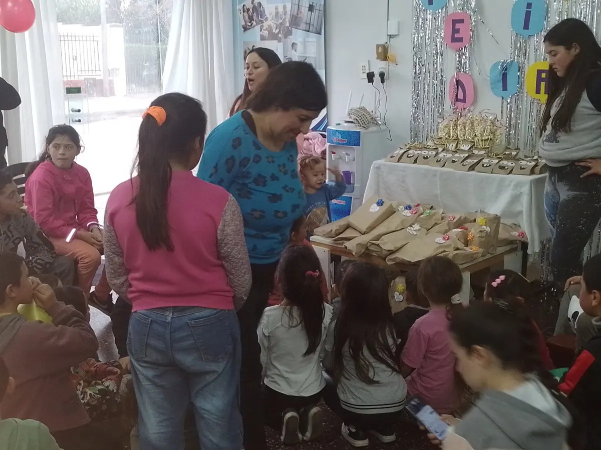 Mesa de regalos y sorpresas preparados para los chicos