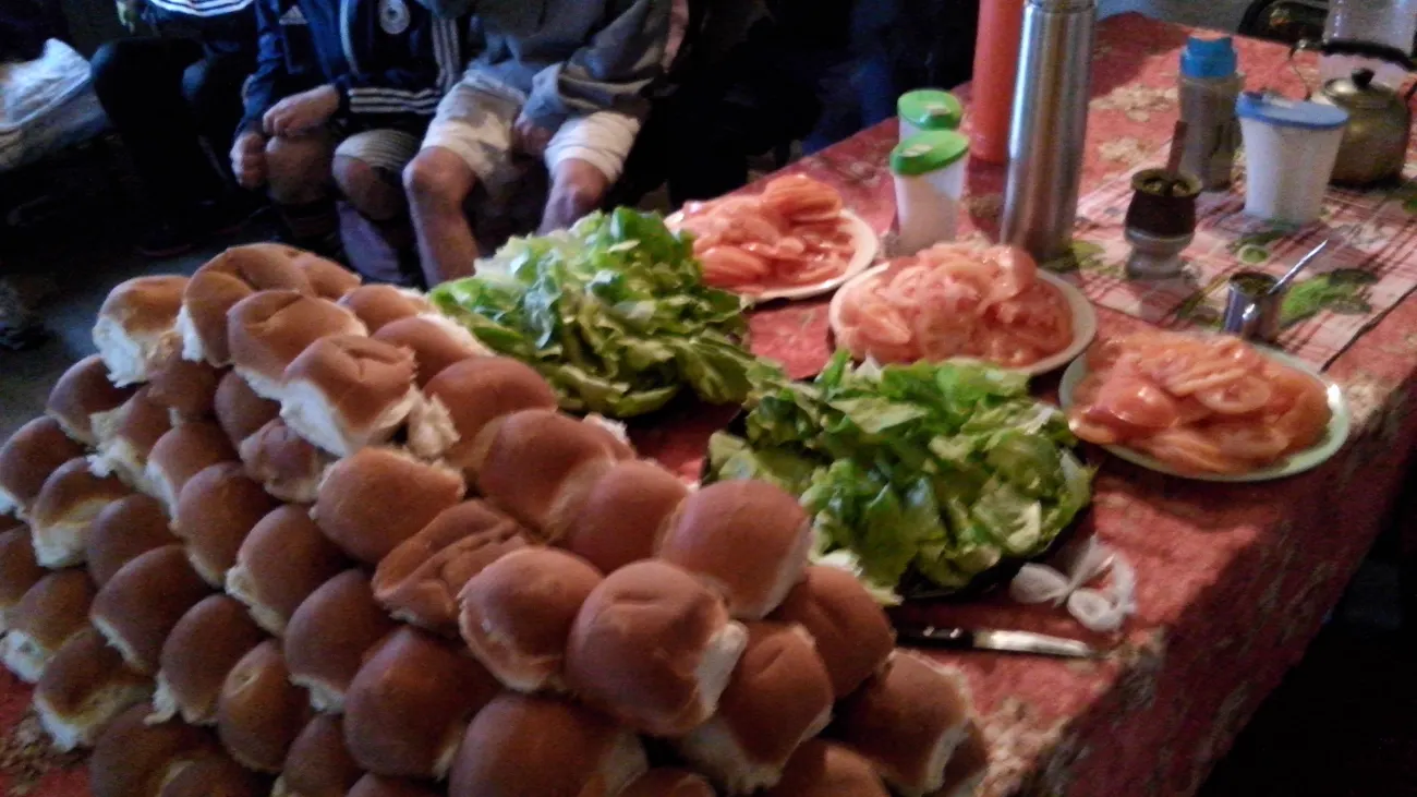 Mesa con pan y ensaladas para compartir después del partido