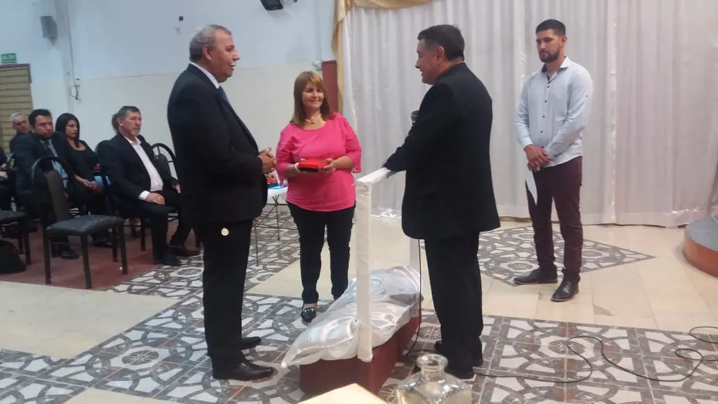 Entrega de credenciales a una capellana