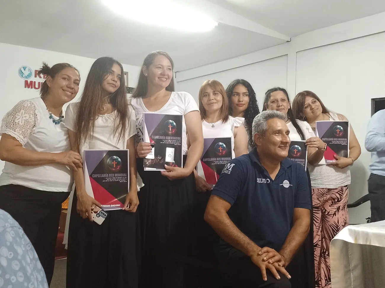 Egresadas de la Capellanía con su material