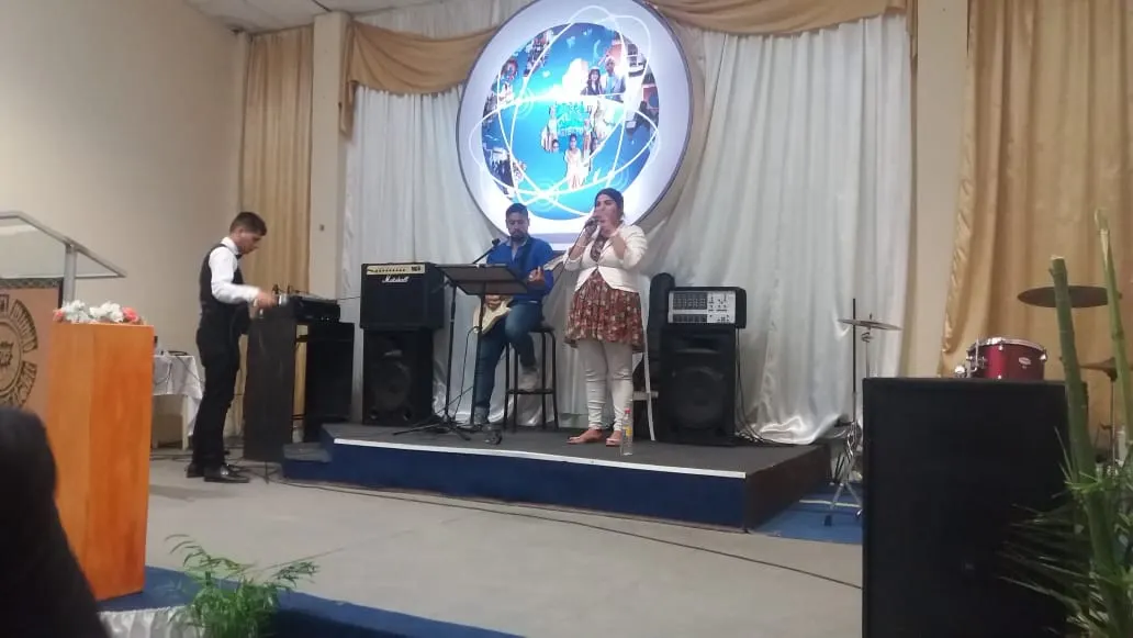 Alabanza durante el culto de unción