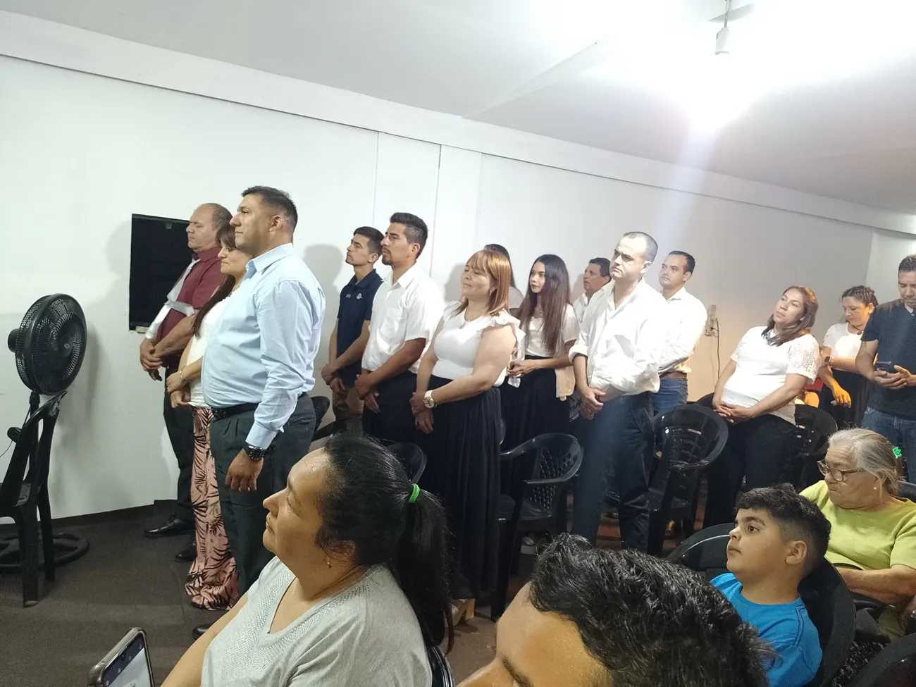 Egresados de pie durante el acto
